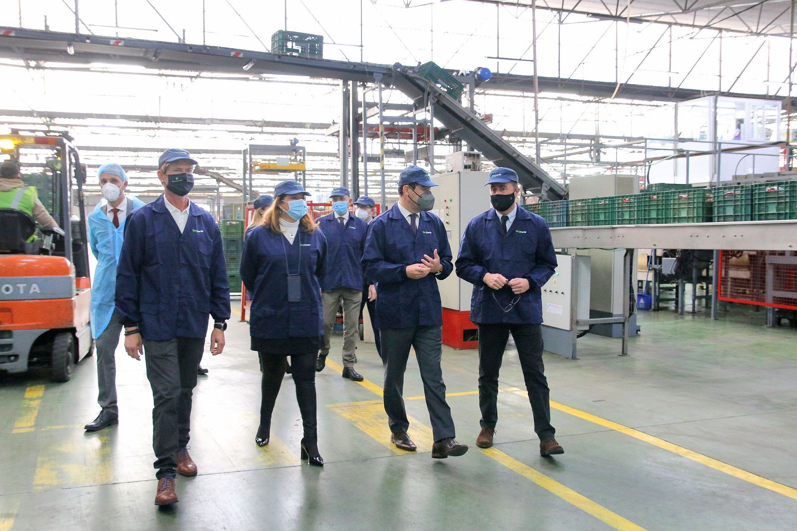 Fotogalería Juanma Moreno visita la cooperativa Murgiverde