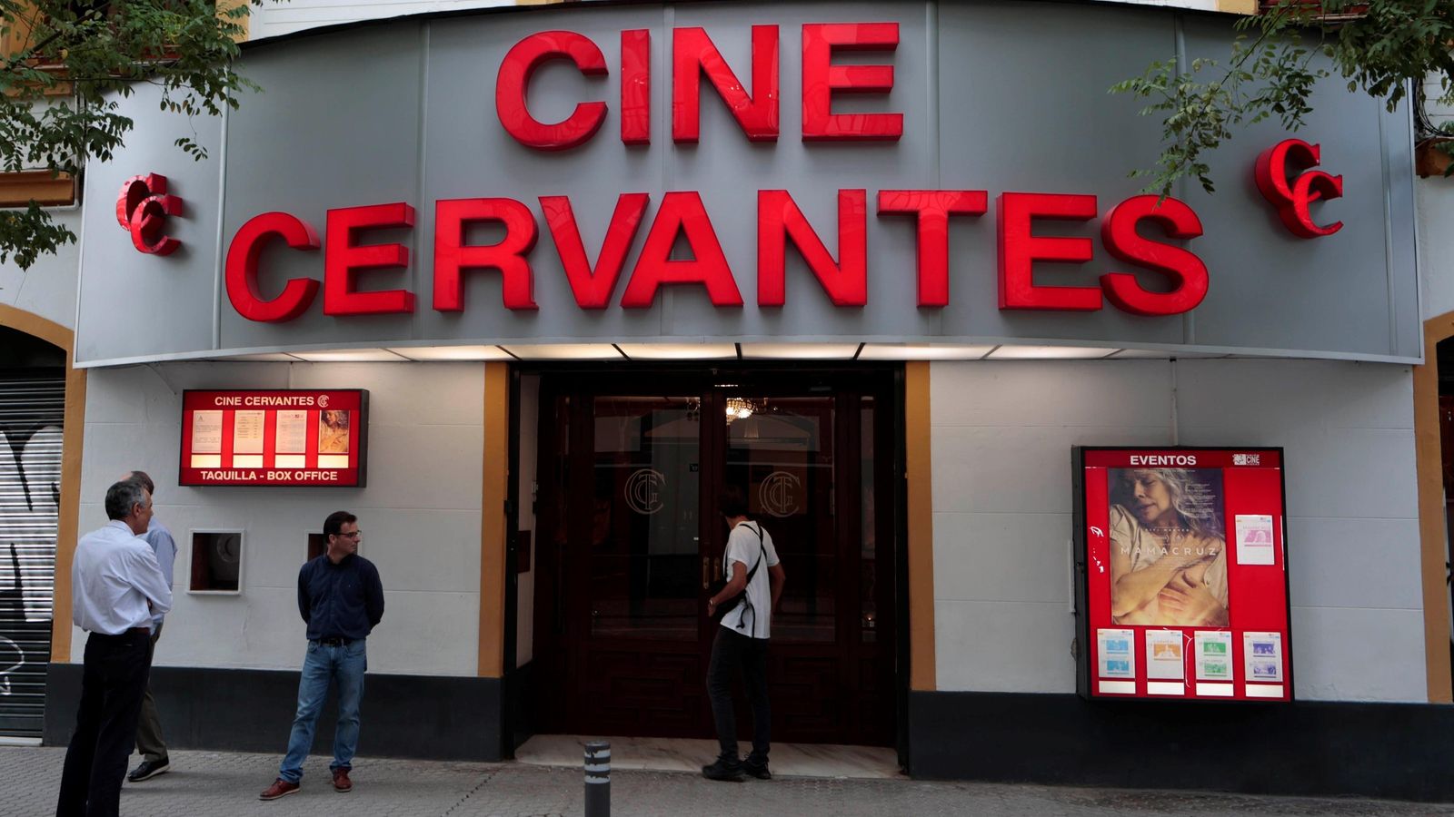 El Cervantes, con el cartel de 'Mamacruz', el título con el que se reabre.