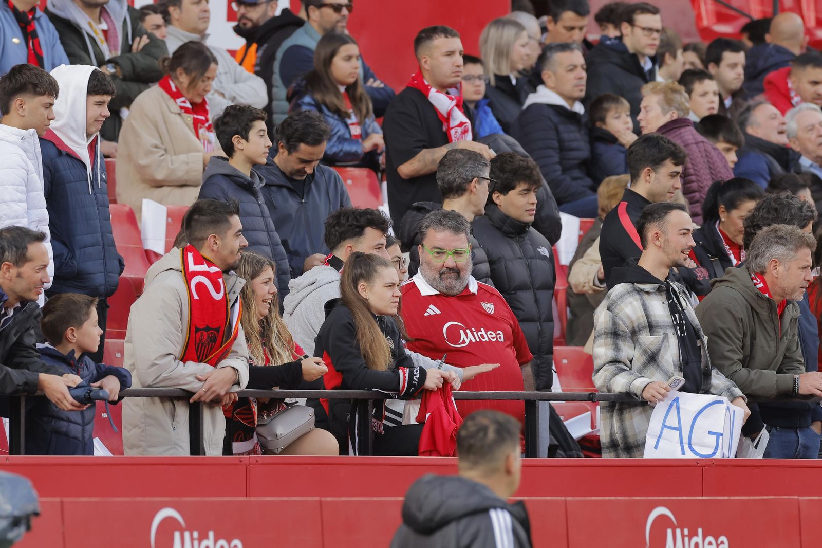 Búscate en las fotos del Sevilla -Betis