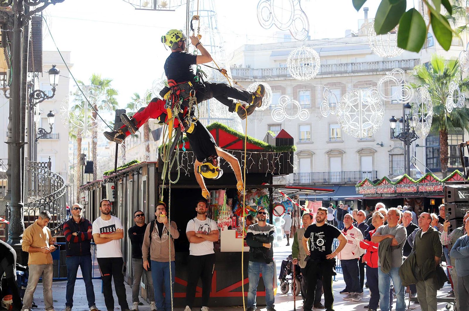 El simulacro de rescate de los bomberos en la Plaza de las Monjas.