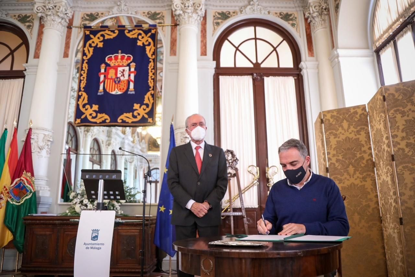 Francisco de la Torre y Elías Bendodo, en la firma del apoyo a la Expo Internacional de 2027.