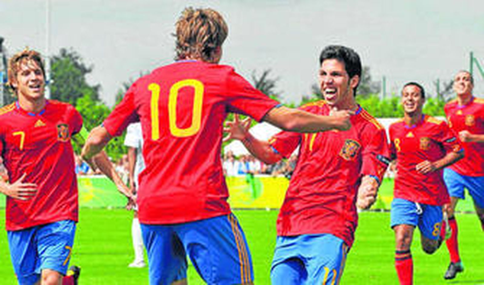 Dani Pacheco celebra junto a Sergio Canales un gol en su etapa con la selección sub 19.