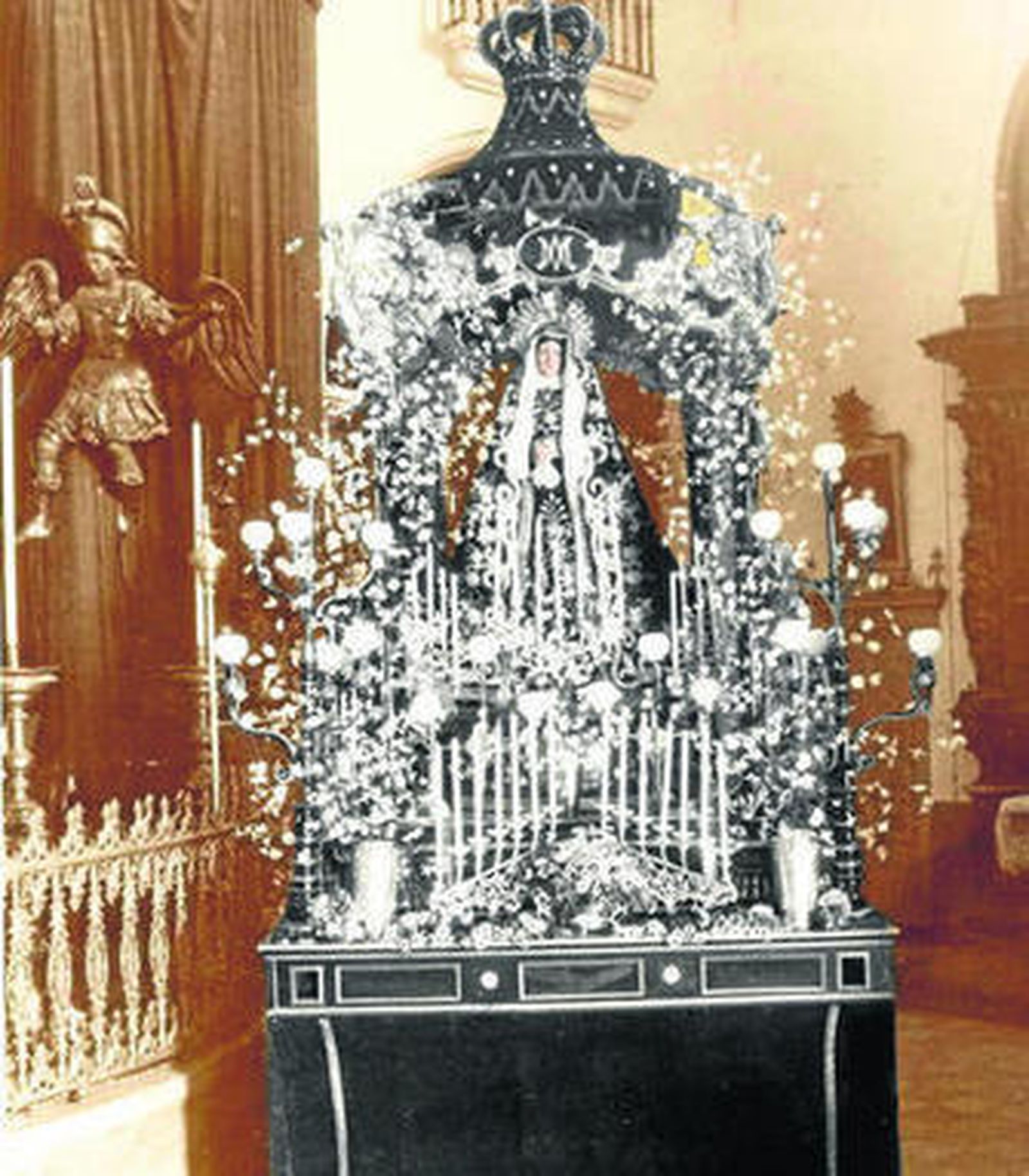 La hermandad de la Soledad, en una fotografía tomada a principios del siglo XX.