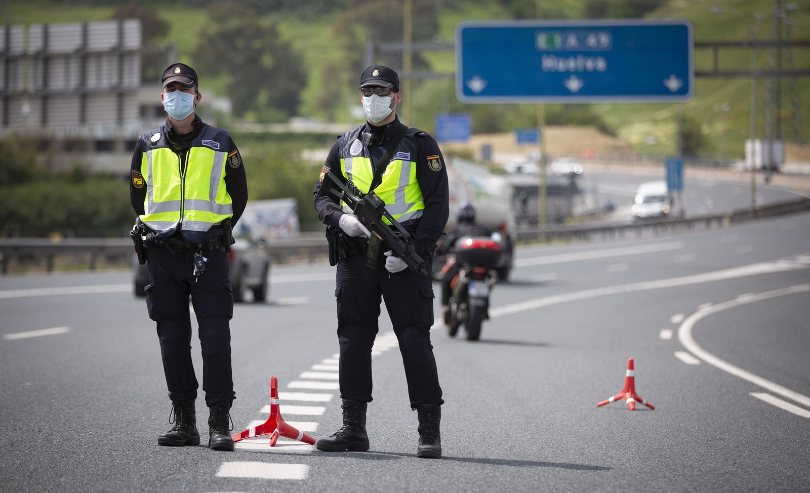 Control de la Policía Nacional a la salida de Sevilla