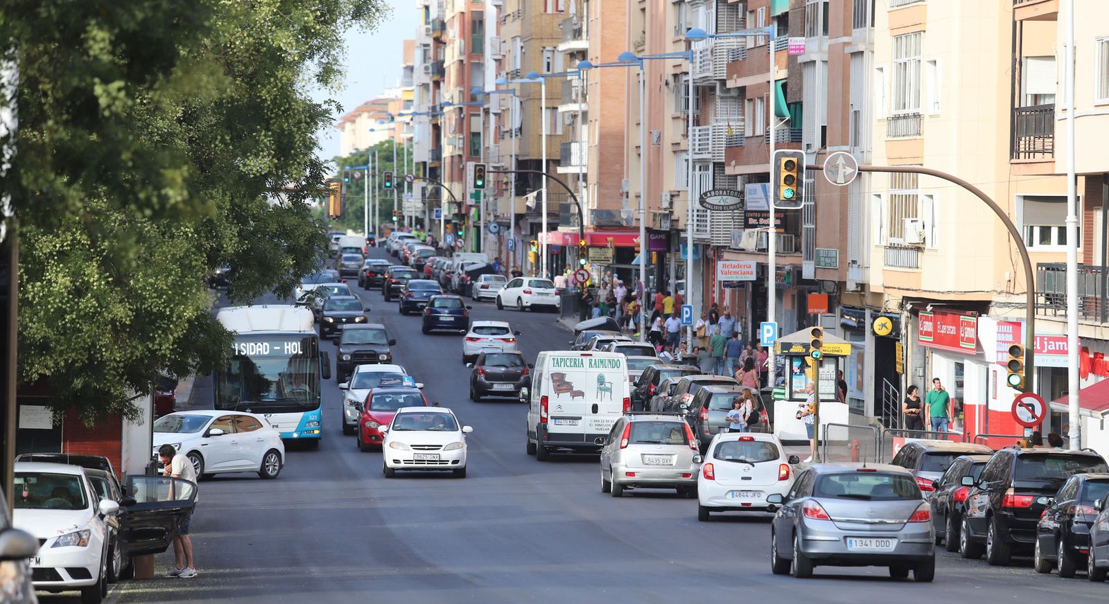 Tráfico de vehículos por Federico Molina, en la capital onubense.