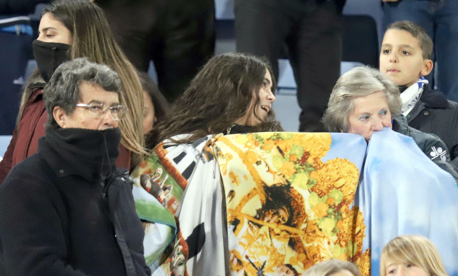 Varias personas se abrigan en el Nuevo Colombino.