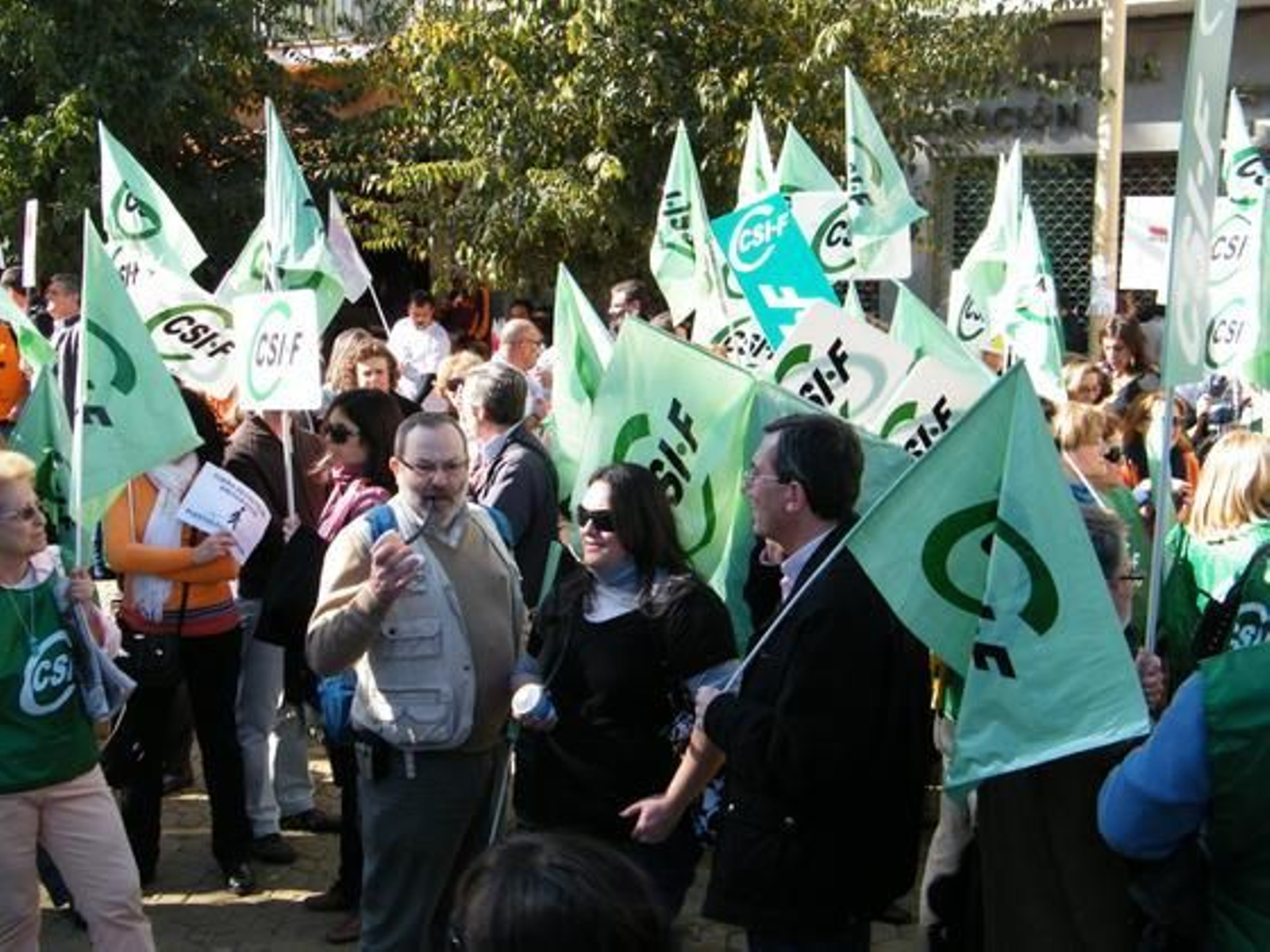 Miles de funcionarios se manifestaron desde la Alameda de Hércules hasta el Parlamento andaluz contra el decreto de la Junta bajo el lema 'Defiendo mi derecho y la gestión pública'.