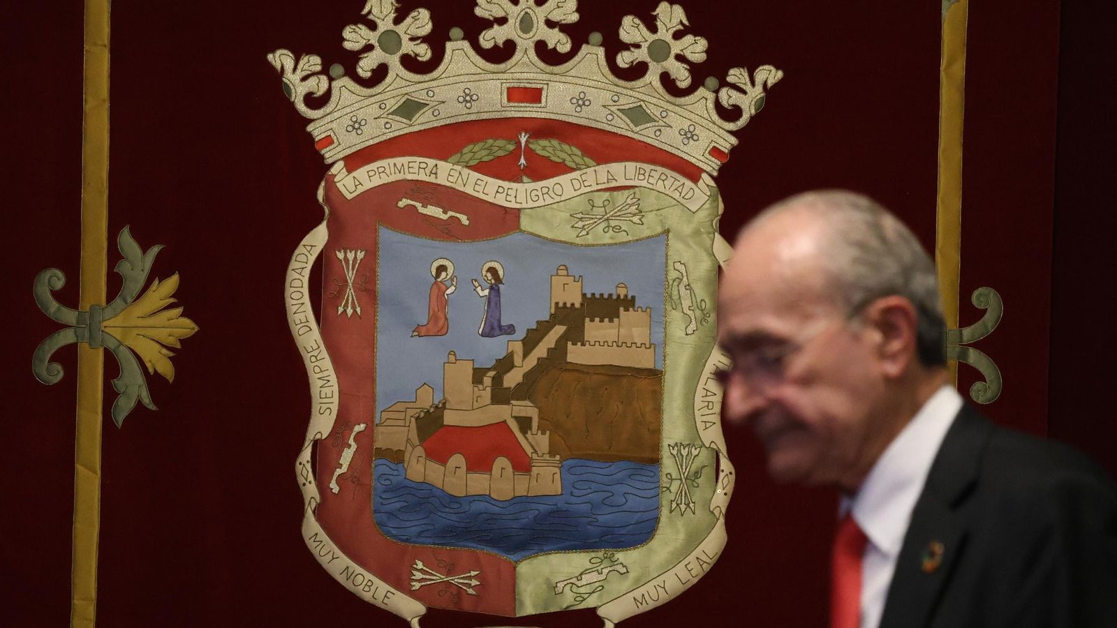 De la Torre frente al escudo de la ciudad.