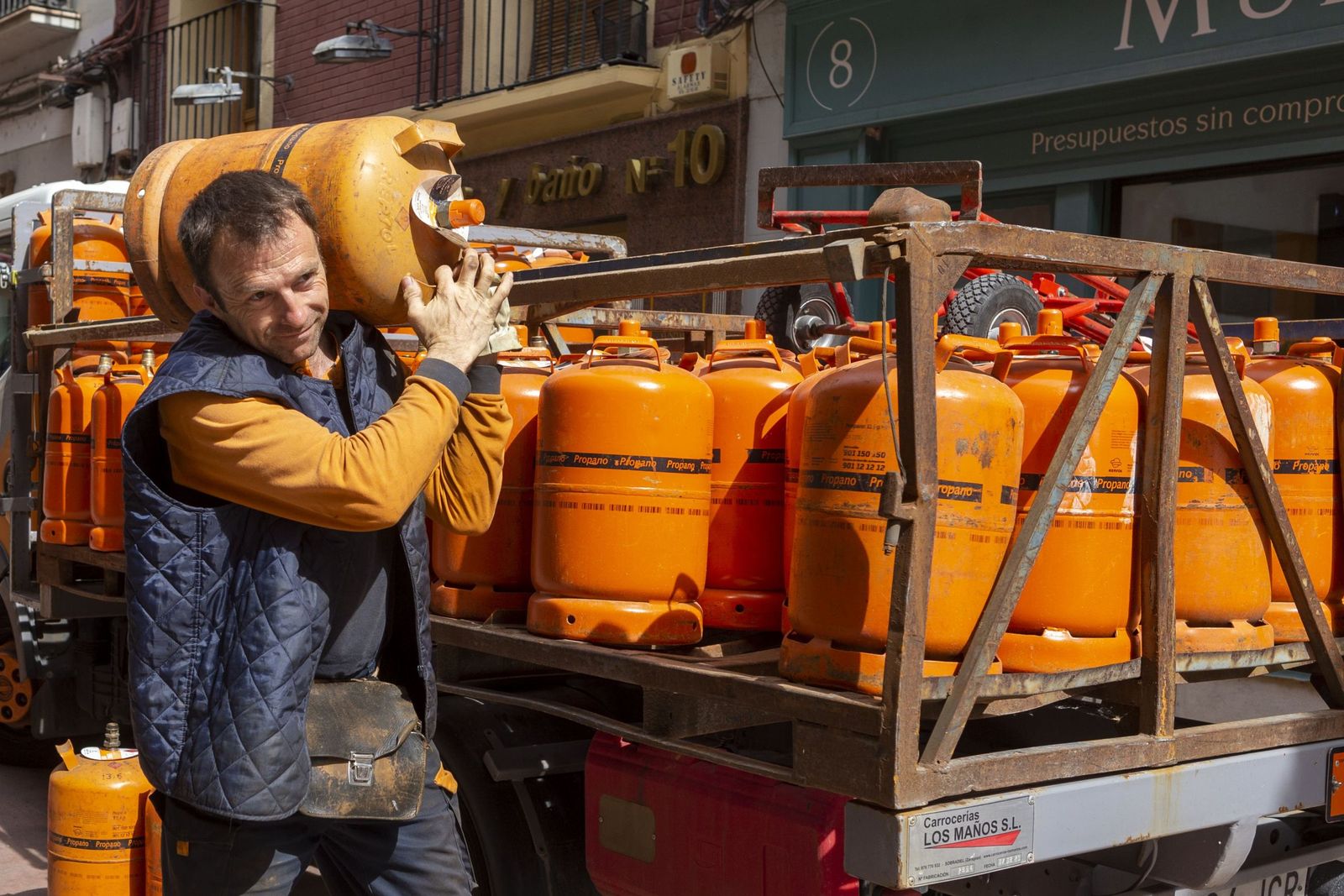 Un repartidor de bombonas de butano de servicio.