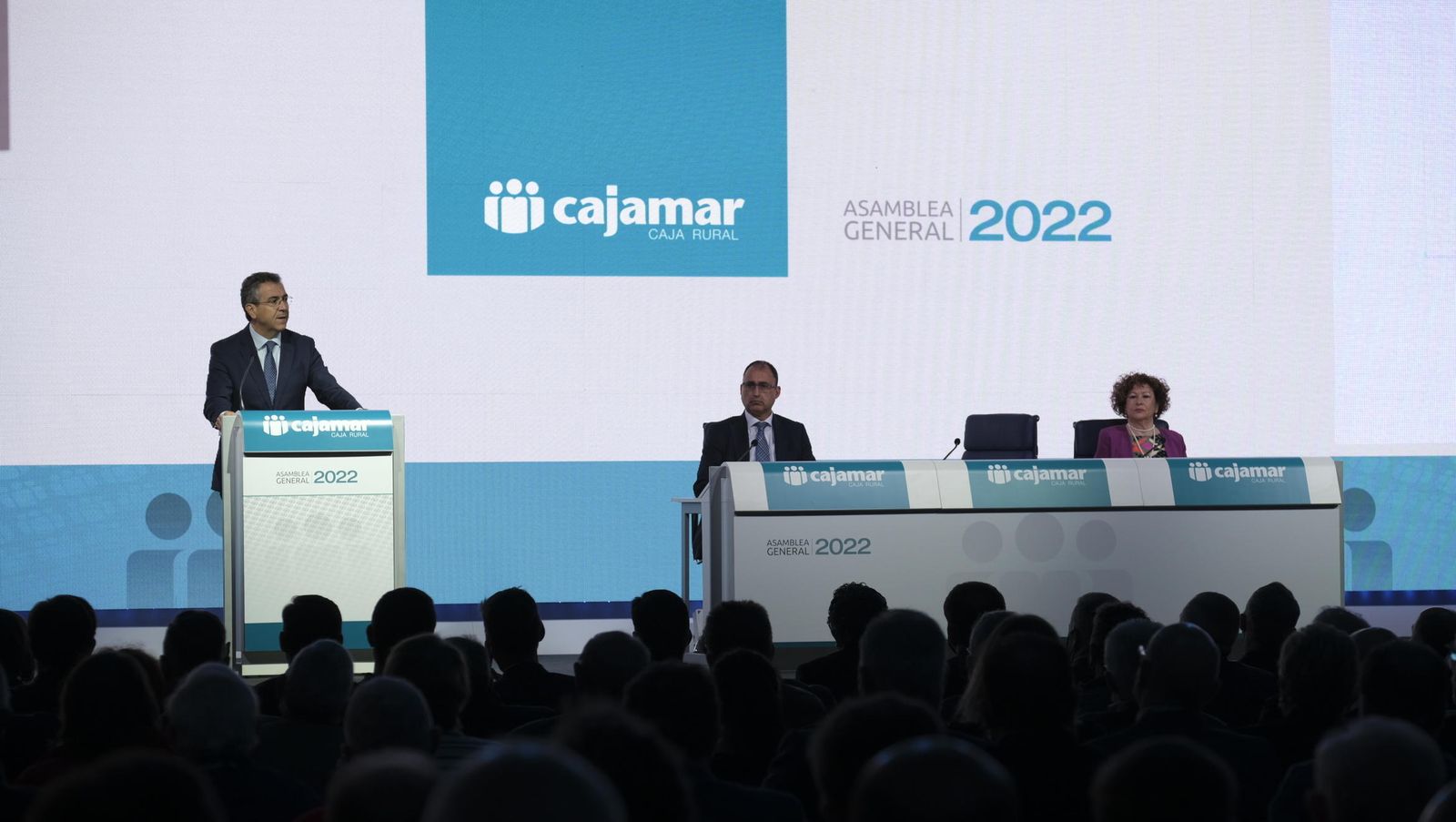 En el atril, Eduardo Baamonde, presidente de Cajamar en la asamblea general