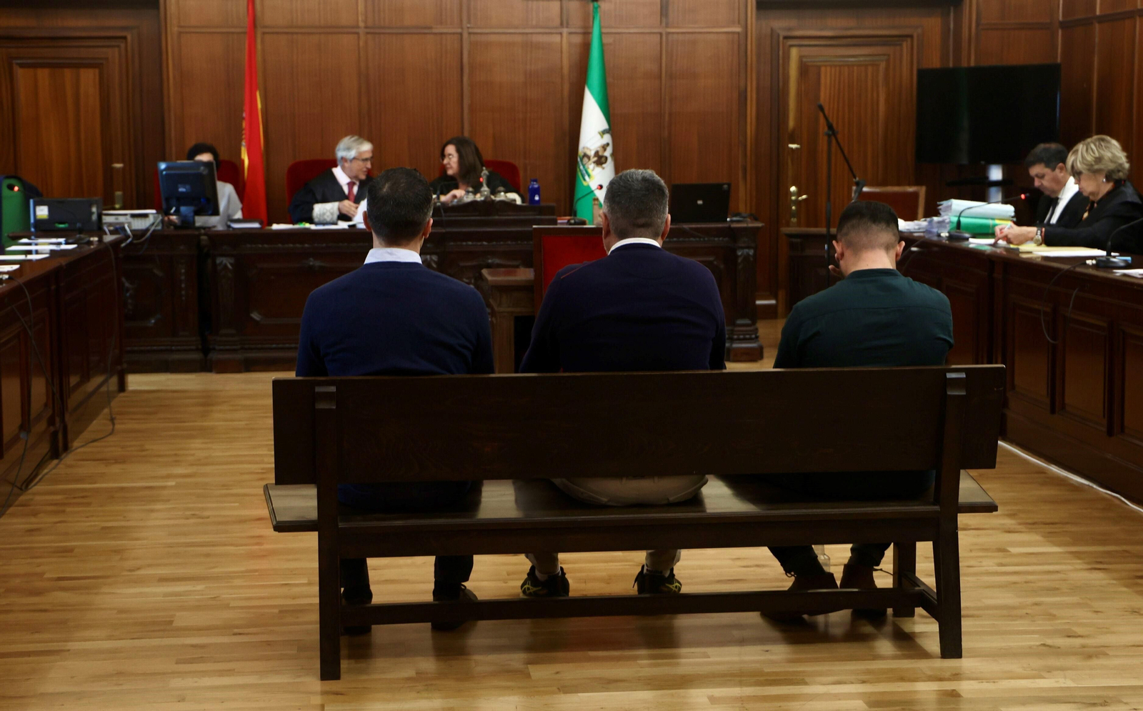 Raúl P.M. (a la izquierda) y su abogada, Ana Hidalgo (a la derecha), durante el juicio celebrado en la Audiencia de Sevilla.