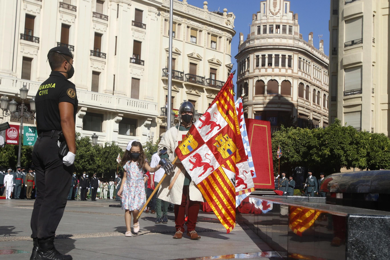La izada de la bandera de España en las Tendillas, en imágenes.