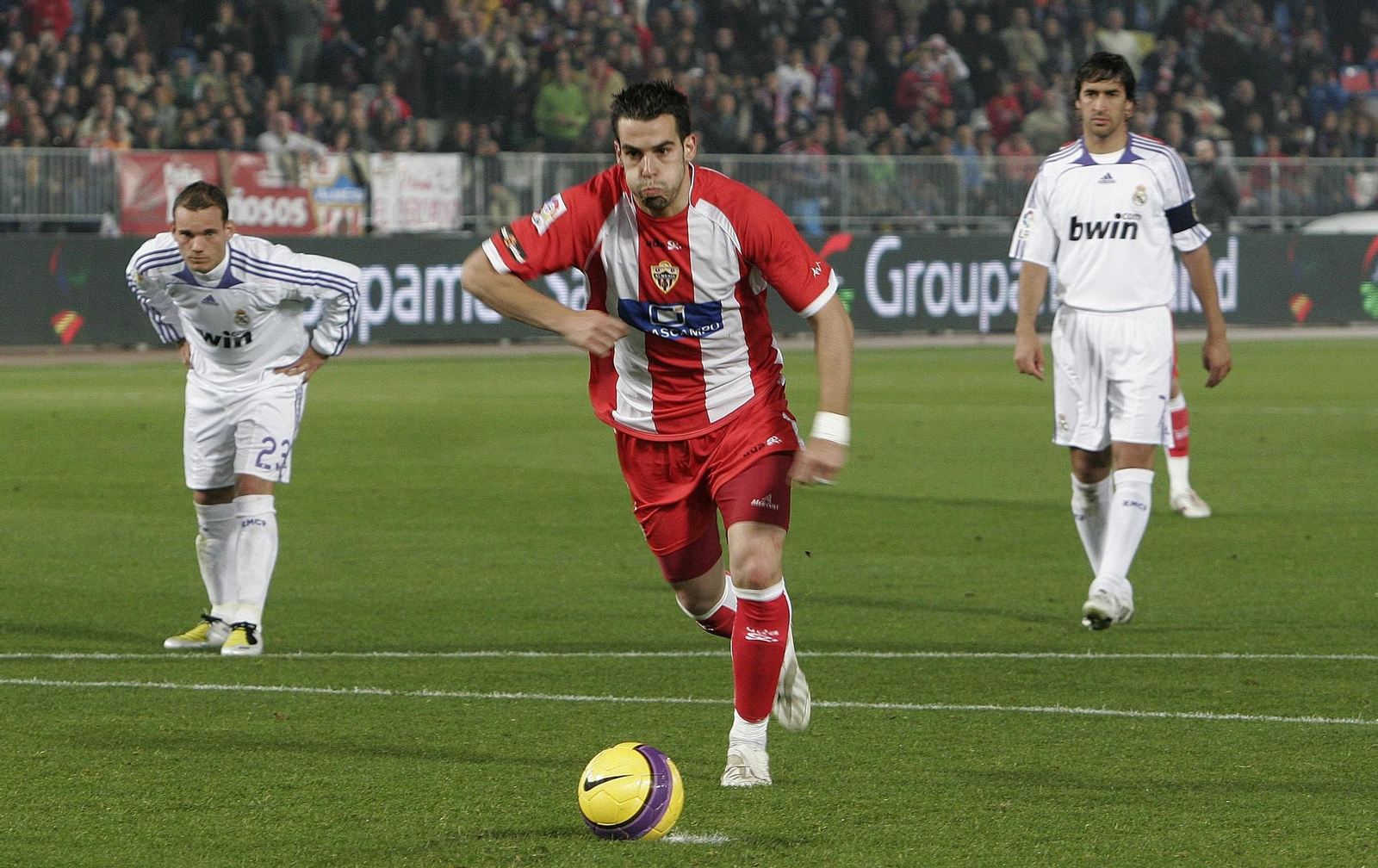 Negredo, segundos antes de transformar ese mágico 2-0, ante las miradas de Sneijder y Raúl