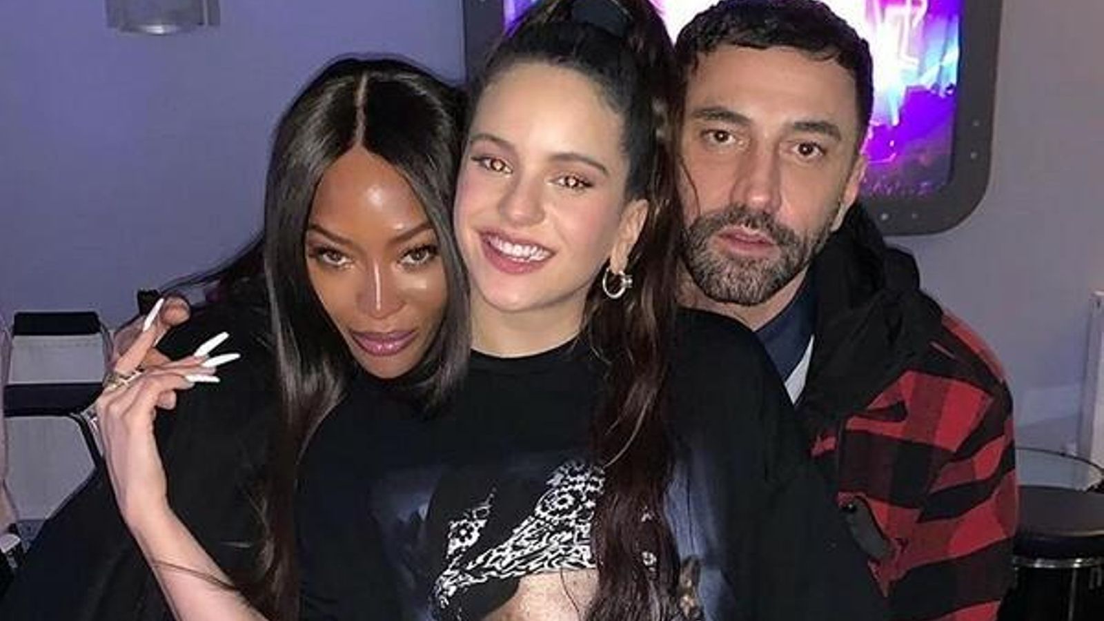 Rosalía, con Naomi Campbell y el diseñador de Burberry, tras su concierto en Londres.