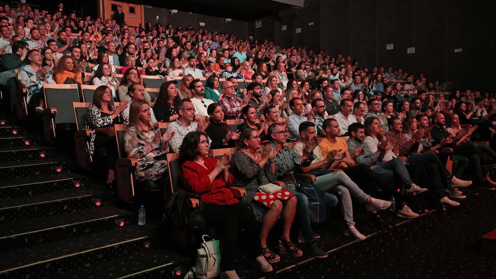 Público en el Palacio de Exposiciones y Congresos de La Línea durante un concierto.