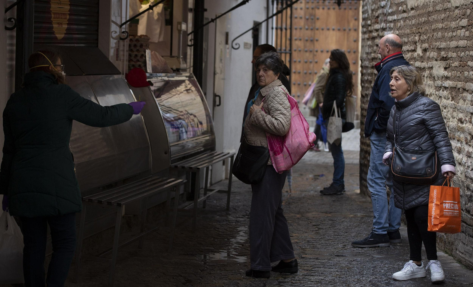 Coronavirus: Las imágenes del segundo día laboral de cuarentena en Sevilla