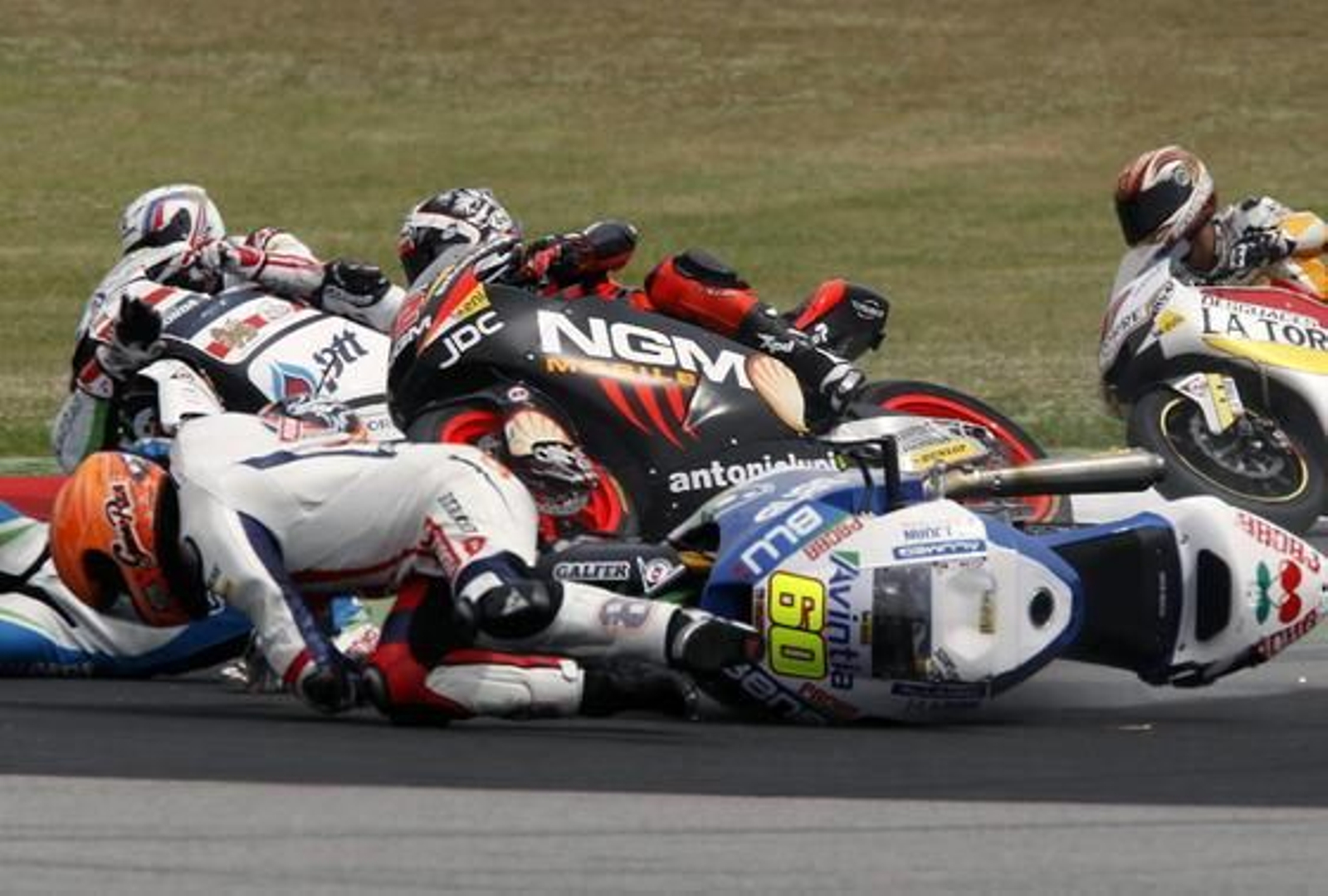 Las imágenes de la carrera de Moto2 del Gp de Cataluña.

Foto: EFE
