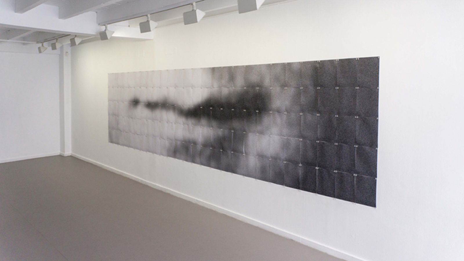 Un fragmento de la sonrisa de Franz Kafka, contenida en un retrato del autor de 1917, es una de las piezas que puede verse en esta estimulante propuesta de Alarcón Criado.