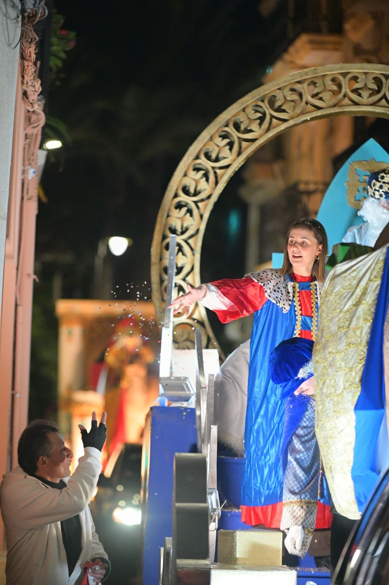 La Cabalgata de los Reyes Magos de Vera desborda ilusión con una participación multitudinaria