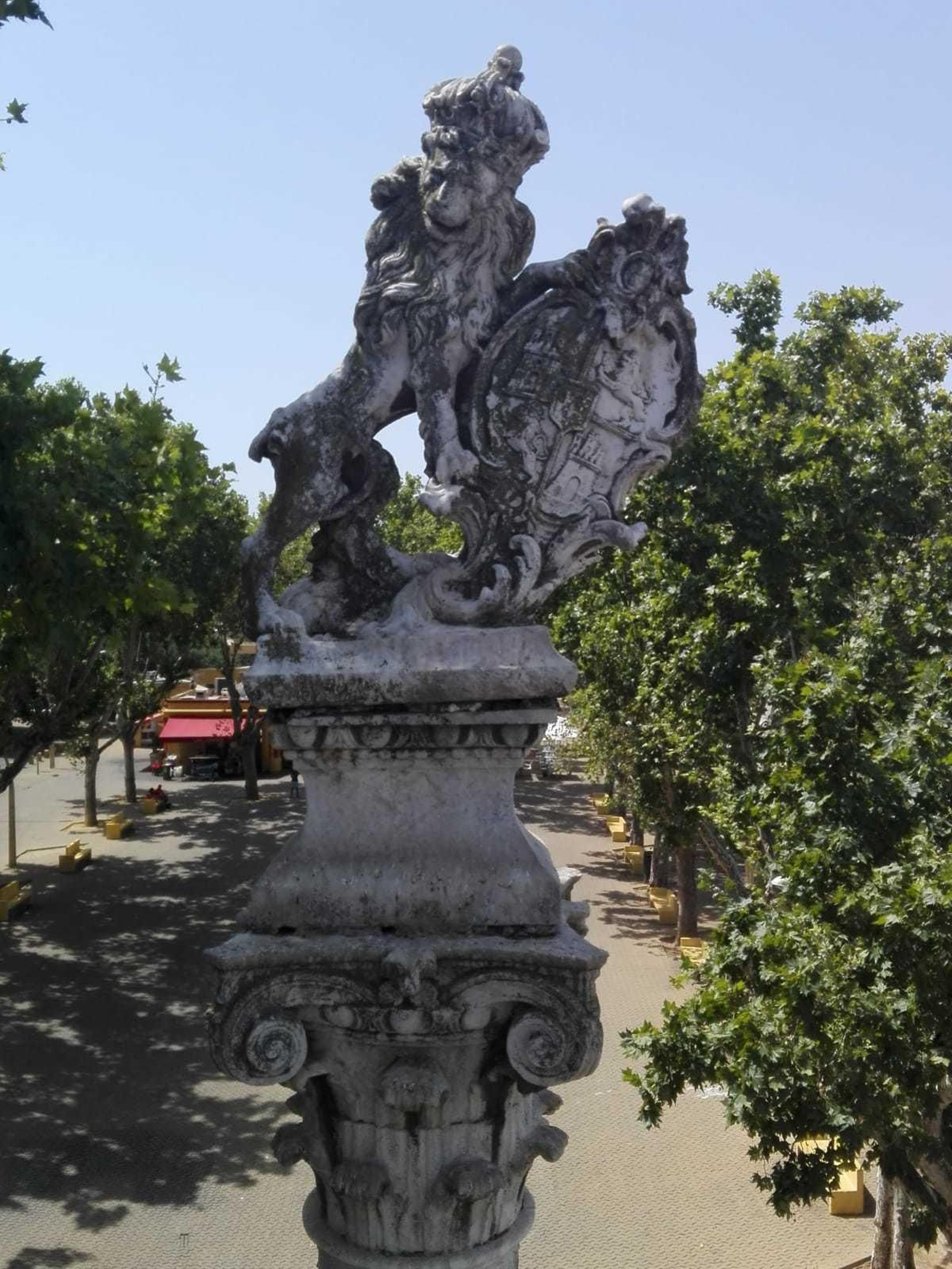 Trabajos de limpieza en los columnas de la Alameda de Hércules