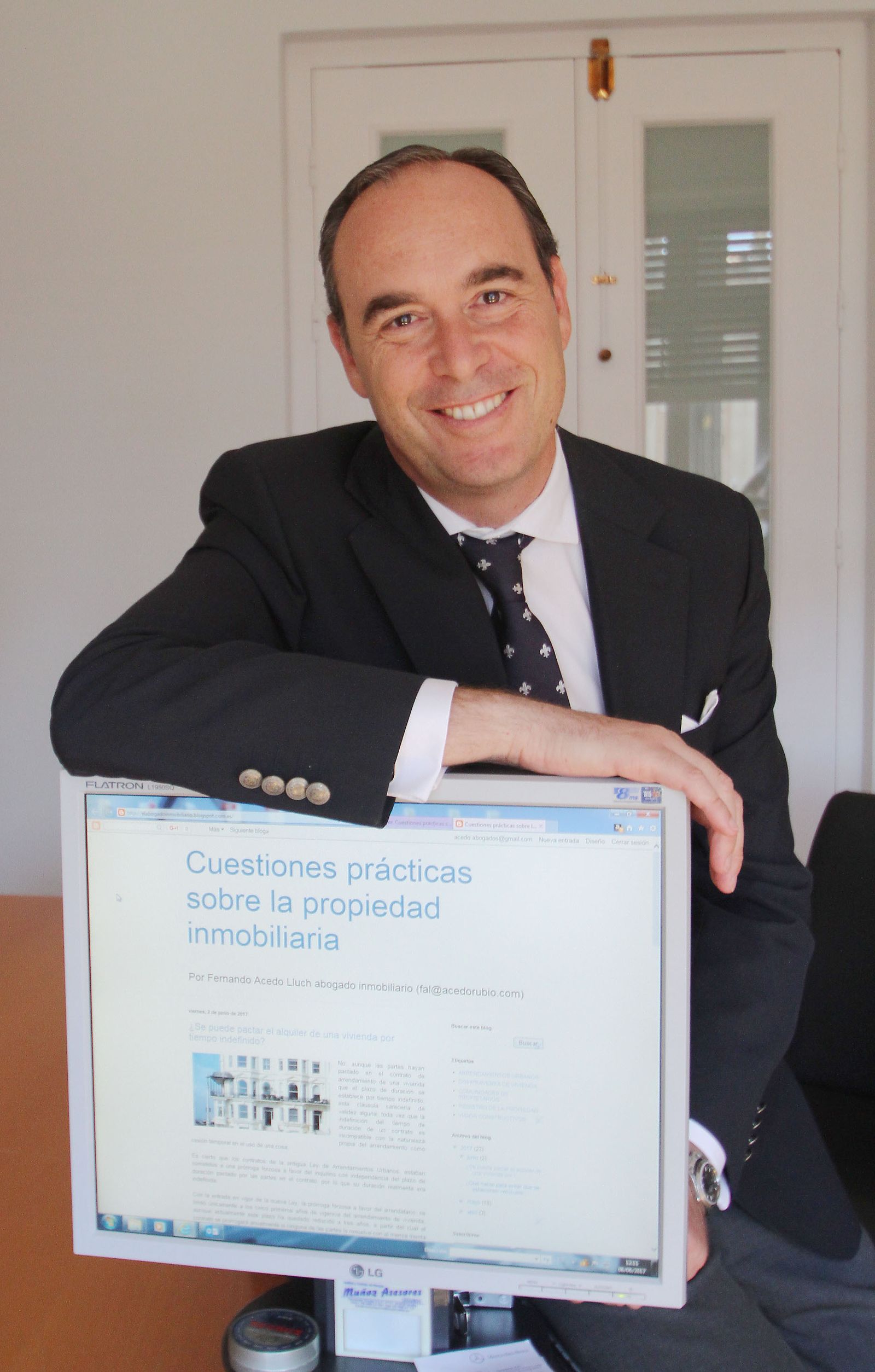 Fernando Acedo Lluch muestra el portal desde el que resuelve dudas inmobiliarias.