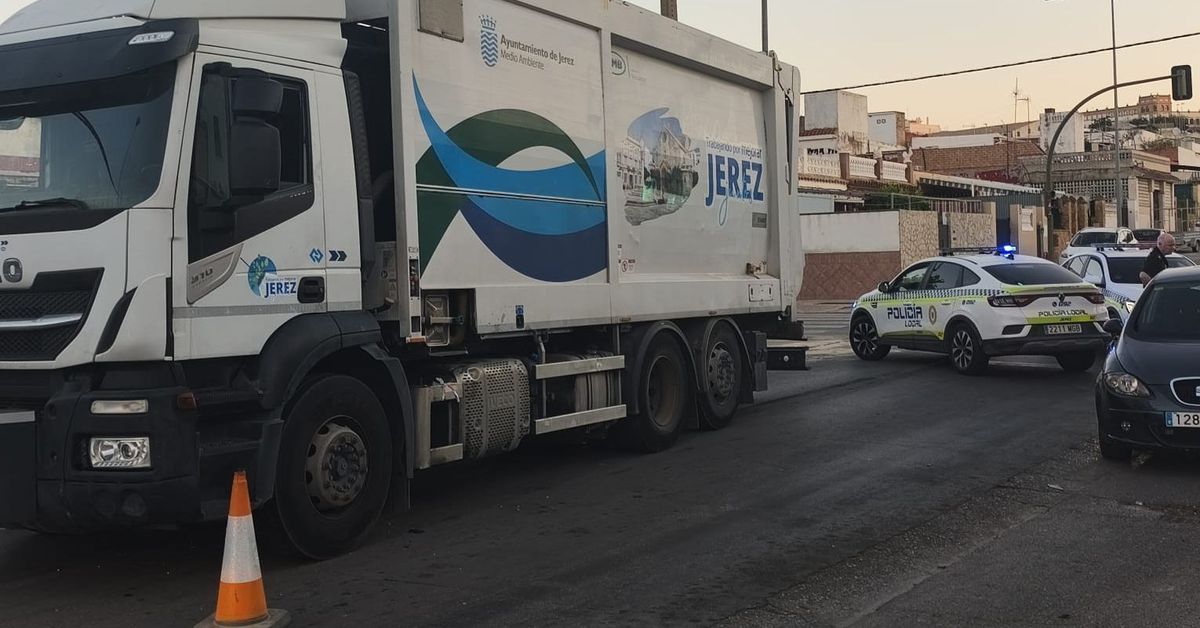 Muere un motorista tras chocar contra un camión de la basura en Jerez