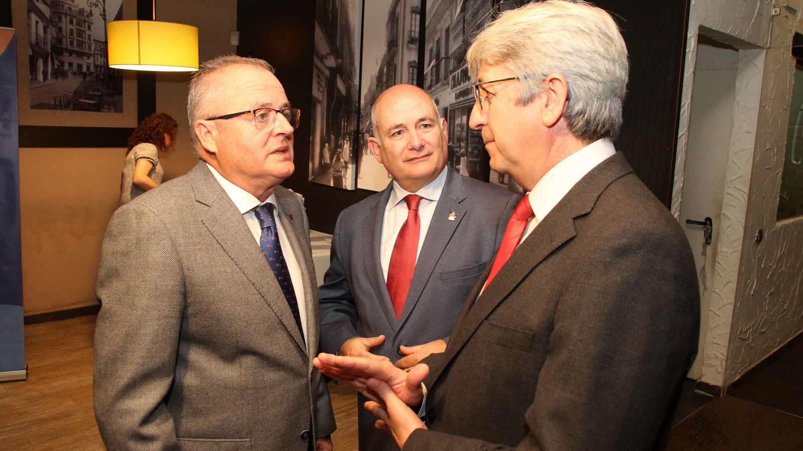 El delegado de Salud, Rafael López, con el gerente de la Aiqbe, Rafael Romero y el presidente de la Aiqbe, José Antonio Agüera.