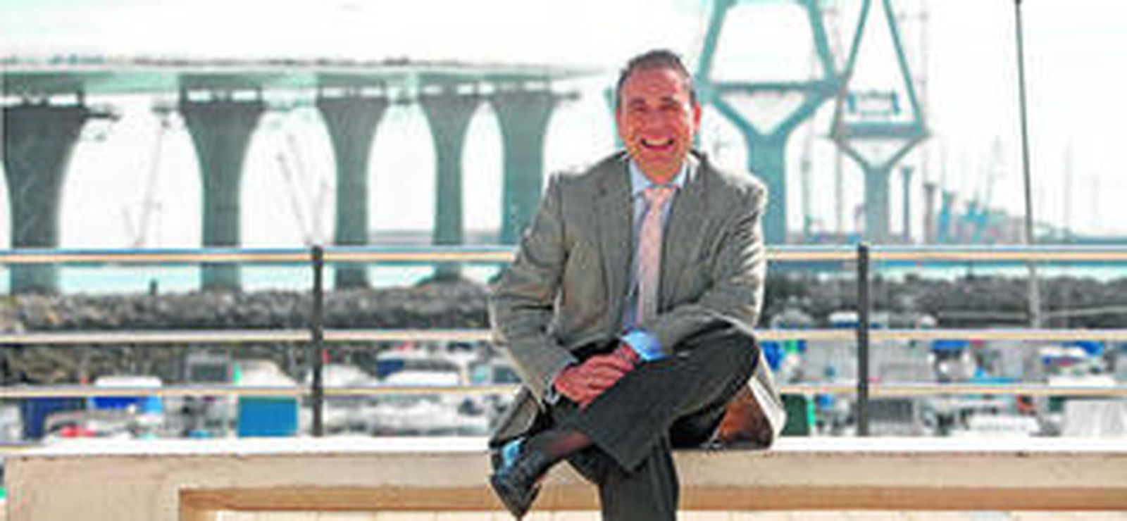 Fernando Quero, director de Tecnalia en Andalucía, posa ante el puente de la Constitución de 1812.