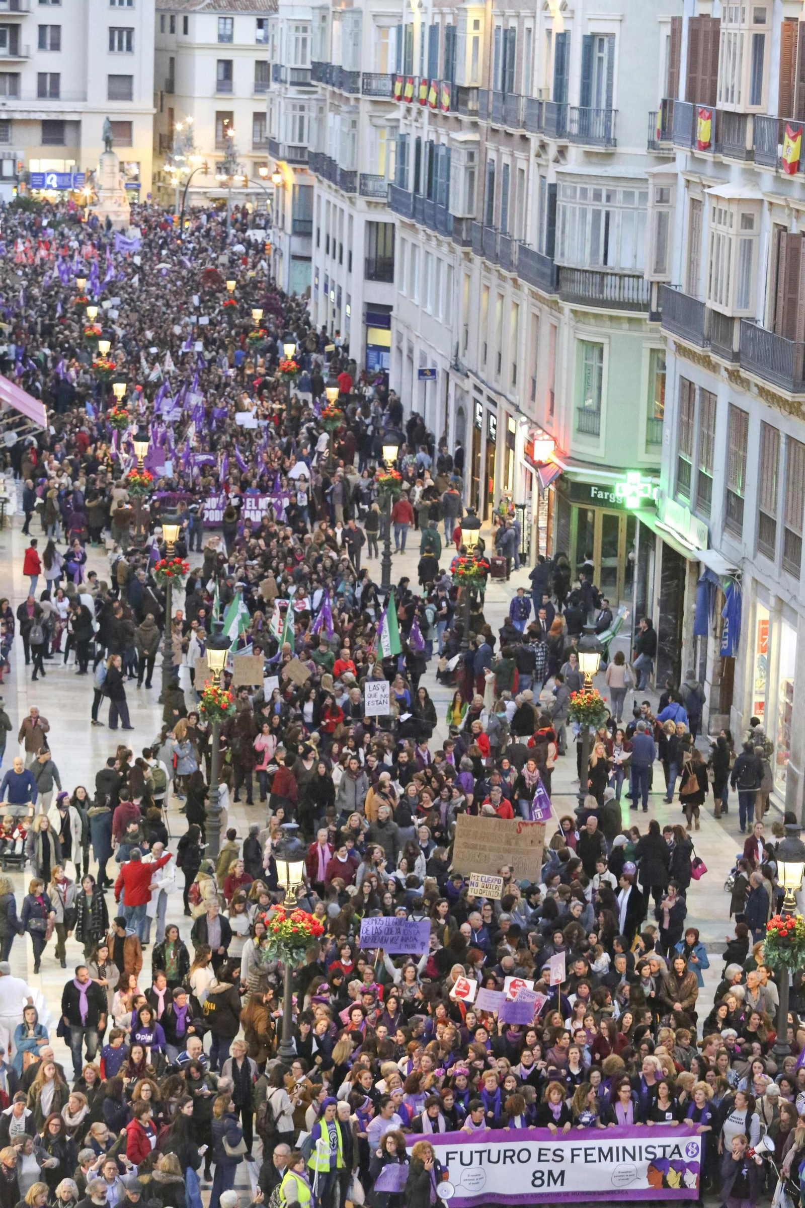 La marcha de Málaga, a su paso por la calle Larios.