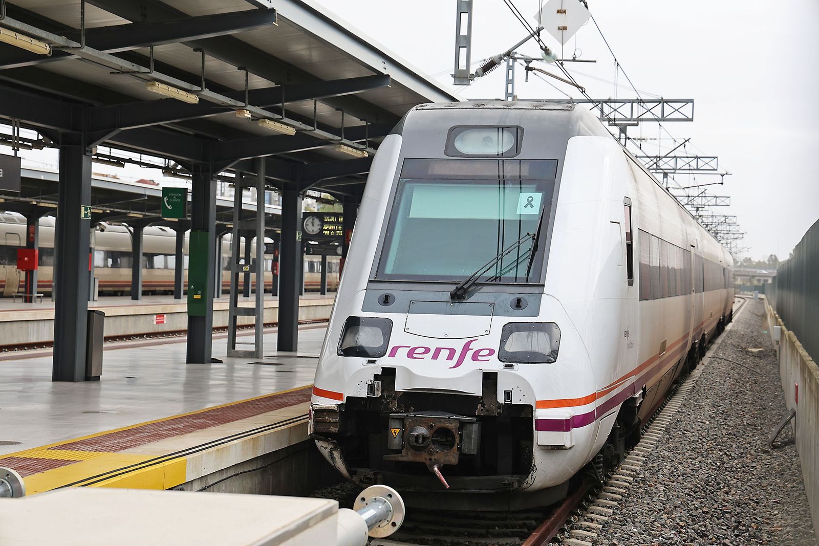 Un tren en la estación de Huelva.