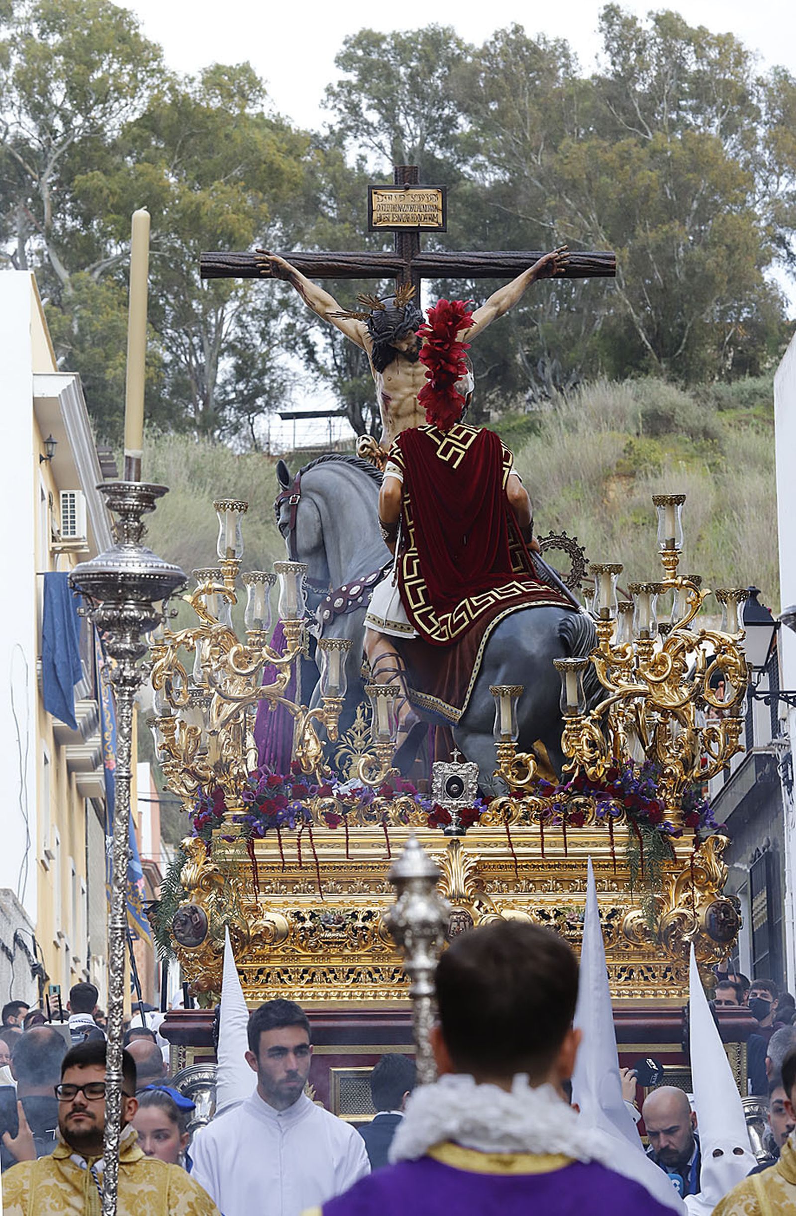 La Hermandad de la Sagrada Lanzada hace su estación de penitencia por las calles de Huelva