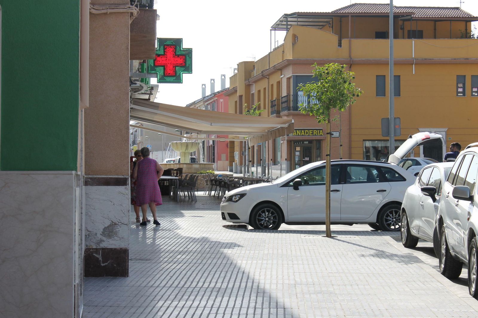 Acera izquierda de la calle Plaza de España, remodelada con los fondos del PFEA 2018.