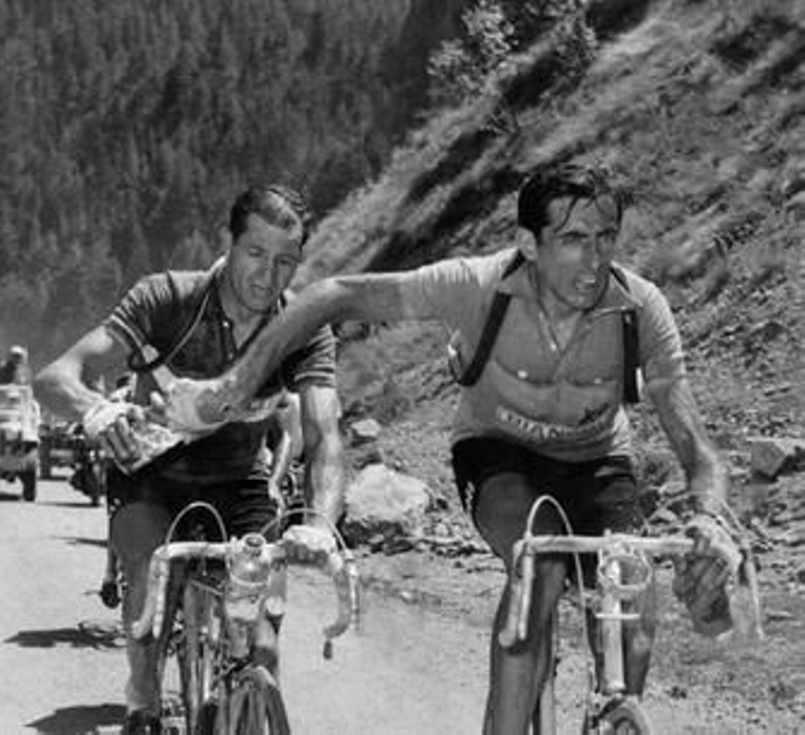 Coppi le pasa a Bartali un bidón de agua subiendo Alpe d'Huez en 1952.