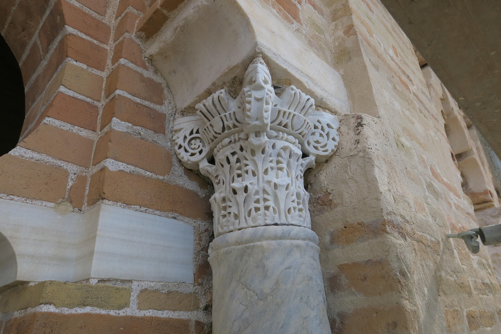 Intervención en limpieza, consolidación y protección de capiteles.