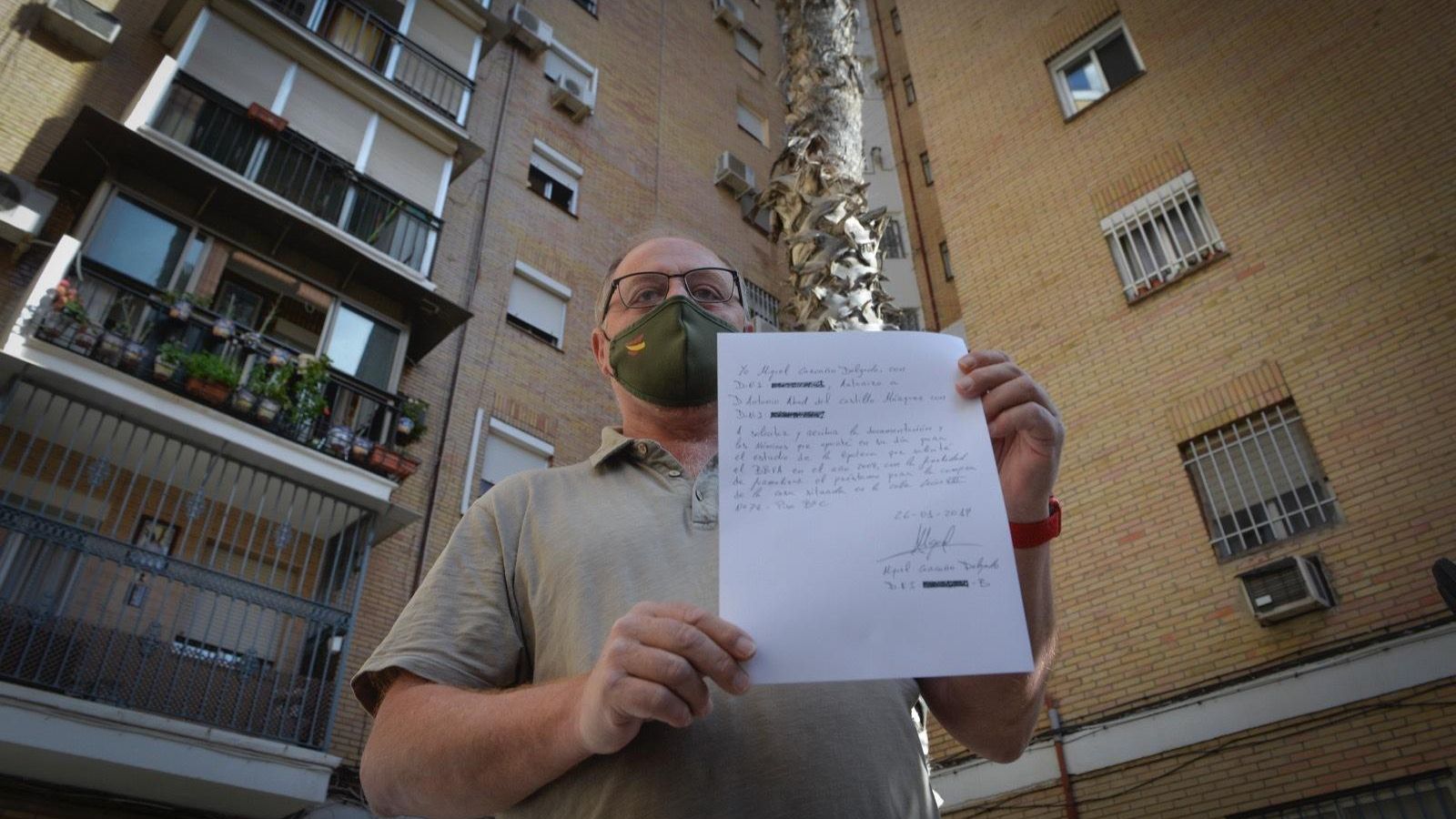 El padre de Marta, Antonio del Castillo, muestra la carta de Carcaño autorizando la recogida de datos de la hipoteca.