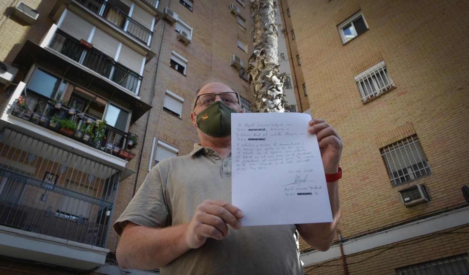 El padre de Marta, Antonio del Castillo, muestra la carta de Carcaño autorizando la recogida de datos de la hipoteca.
