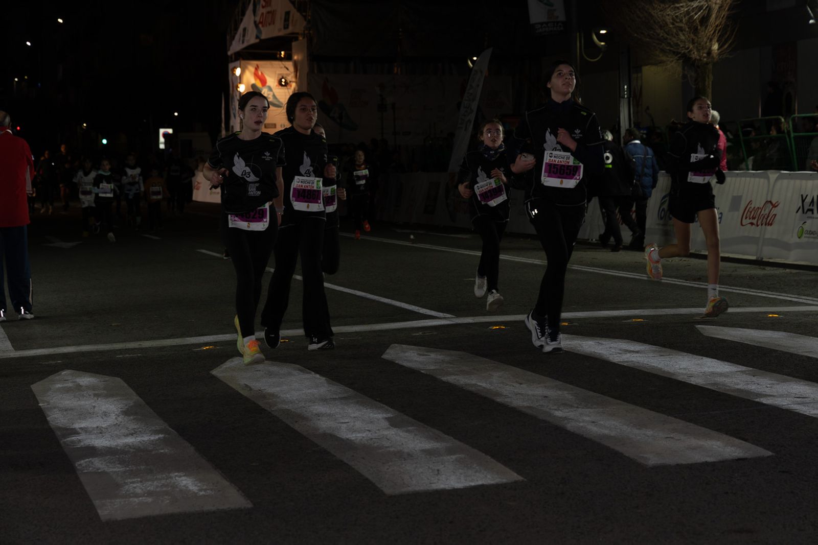 En imágenes: 2.000 atletas brillan con luz propia en la infantil de la Carrera de San Antón 2026
