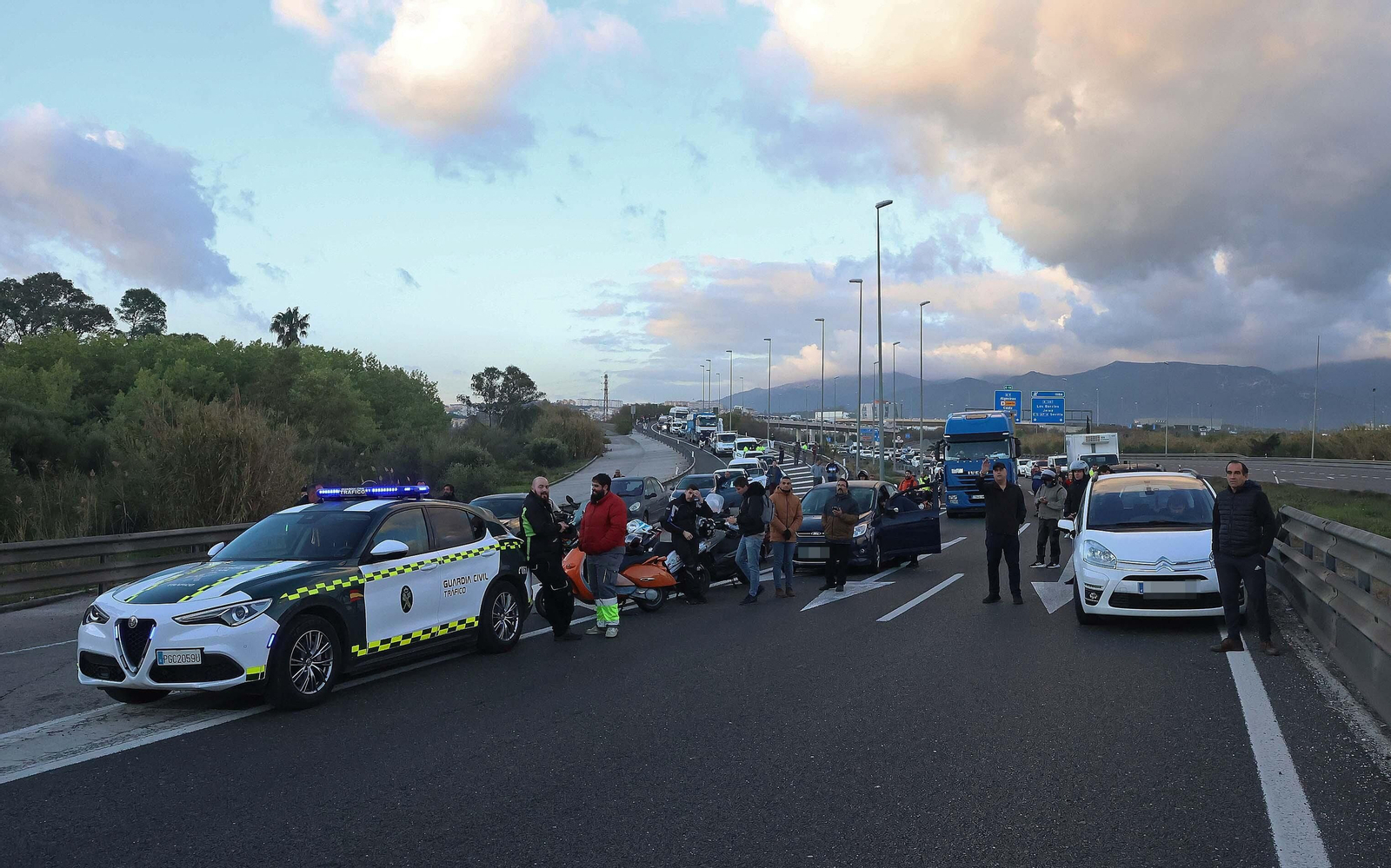 Imágenes del corte de la A7 por los huelguistas de Acerinox tras las negociaciones en el Consejo Andaluz de Relaciones Laborales