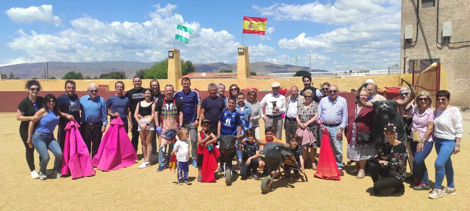 Los peñistas de ‘Círculo de la Amistad’ en la plaza de toros de La Cañada.