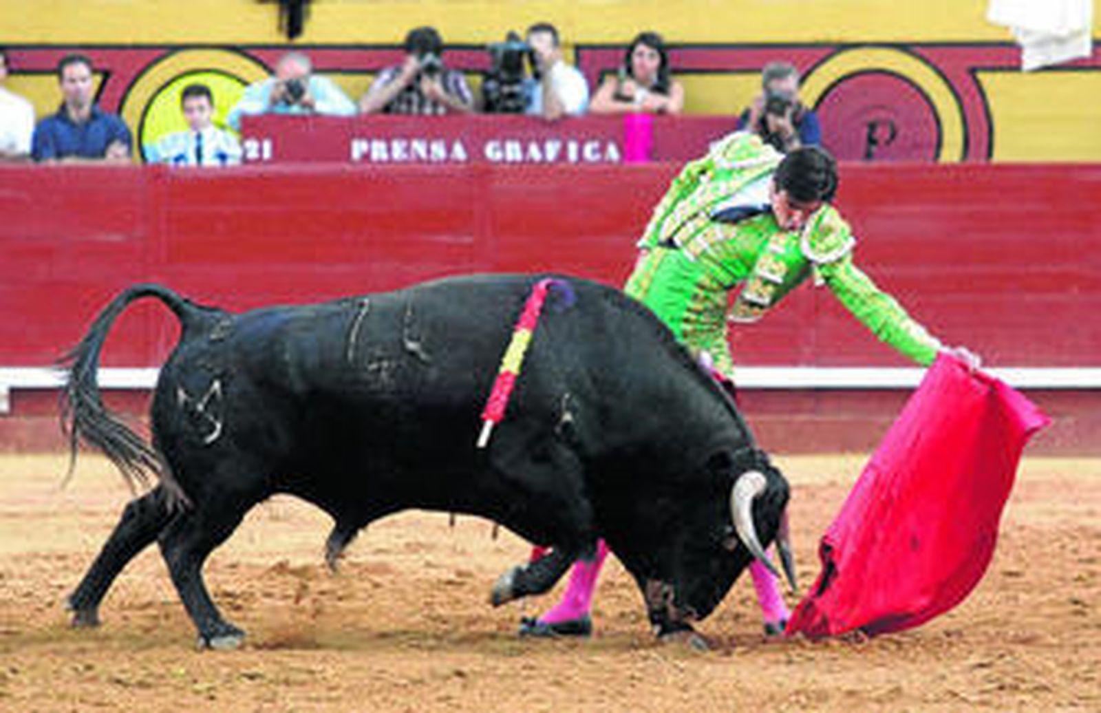 Miguel Ángel Perera cuajando con la mano izquierda un bello natural a 'Lanudo', toro que se ganó el indulto.