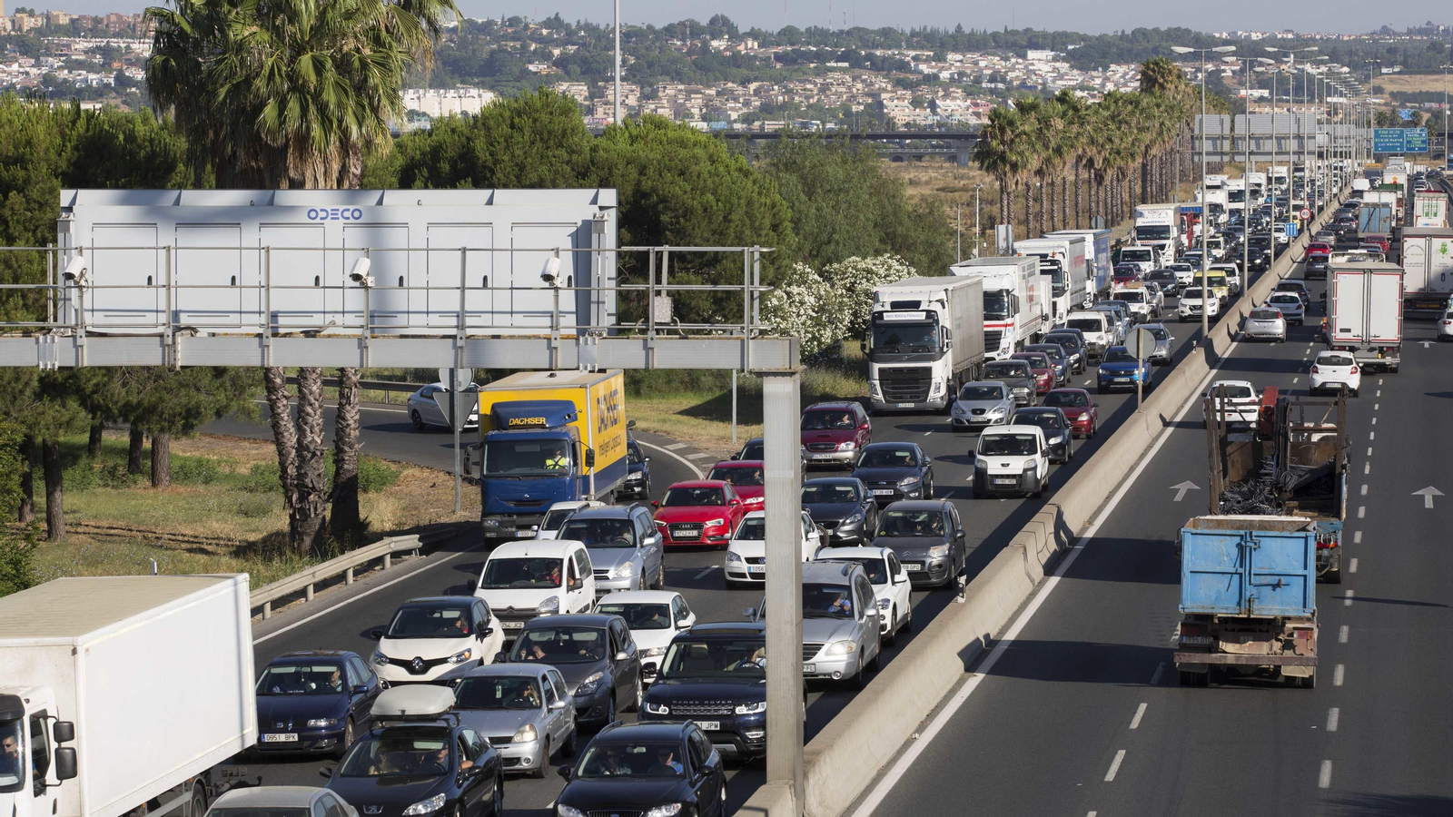 Atascos en Sevilla por el corte del Puente de las Delicias