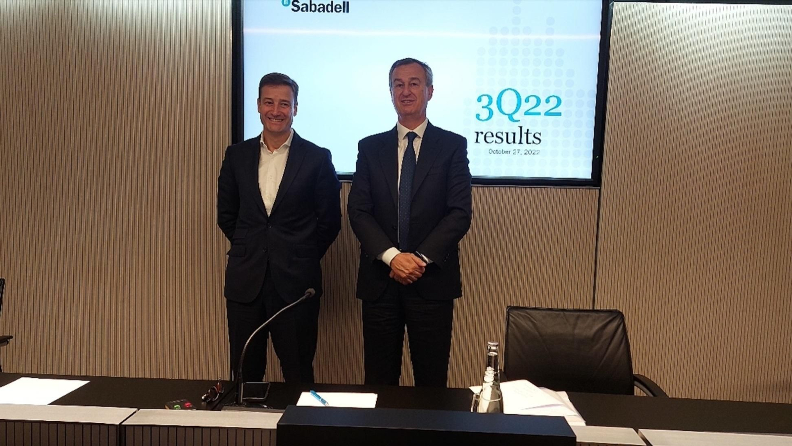 El director financiero de Banco Sabadell, Leopoldo Alvear, y el consejero delegado de la entidad, César González-Bueno, durante la presentación de resultados del tercer trimestre de 2022. El director financiero de Banco Sabadell, Leopoldo Alvear, y el consejero delegado de la entidad, César González-Bueno, durante la presentación de resultados del tercer trimestre de 2022.