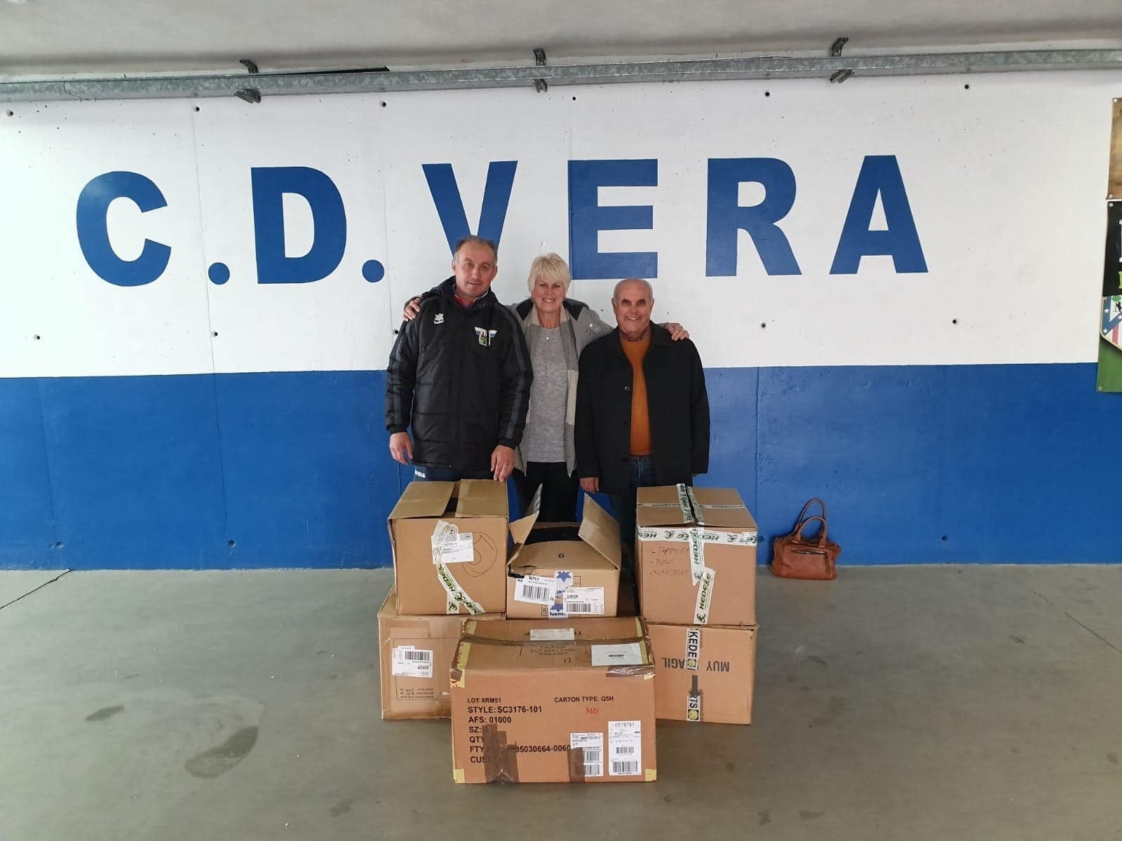 El presidente del CD Vera, Juan López, el utillero, Roque Martínez, y la británica encargada del envío.