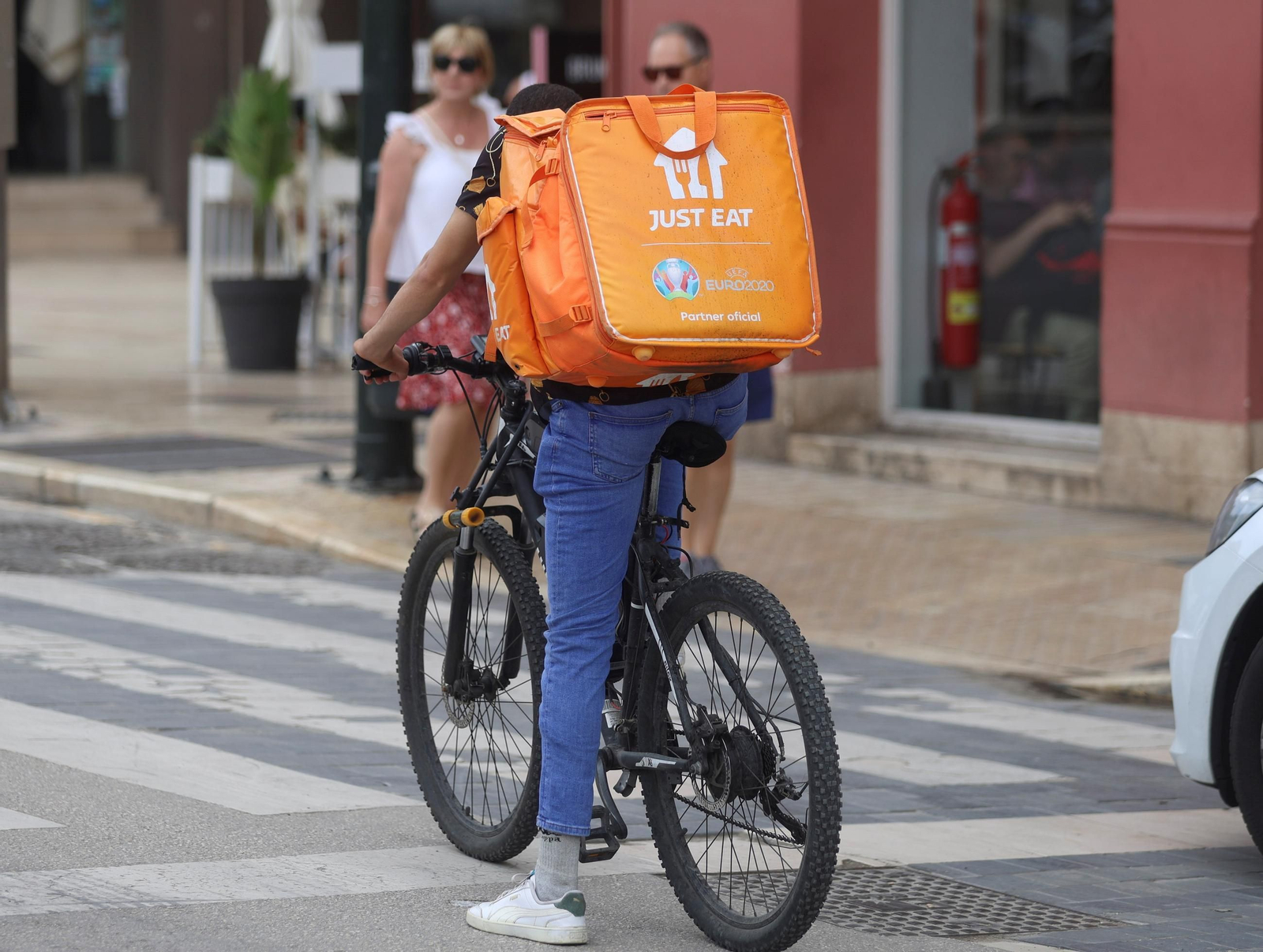Un repartidor de Just Eat en Málaga. Un repartidor de Just Eat en Málaga.