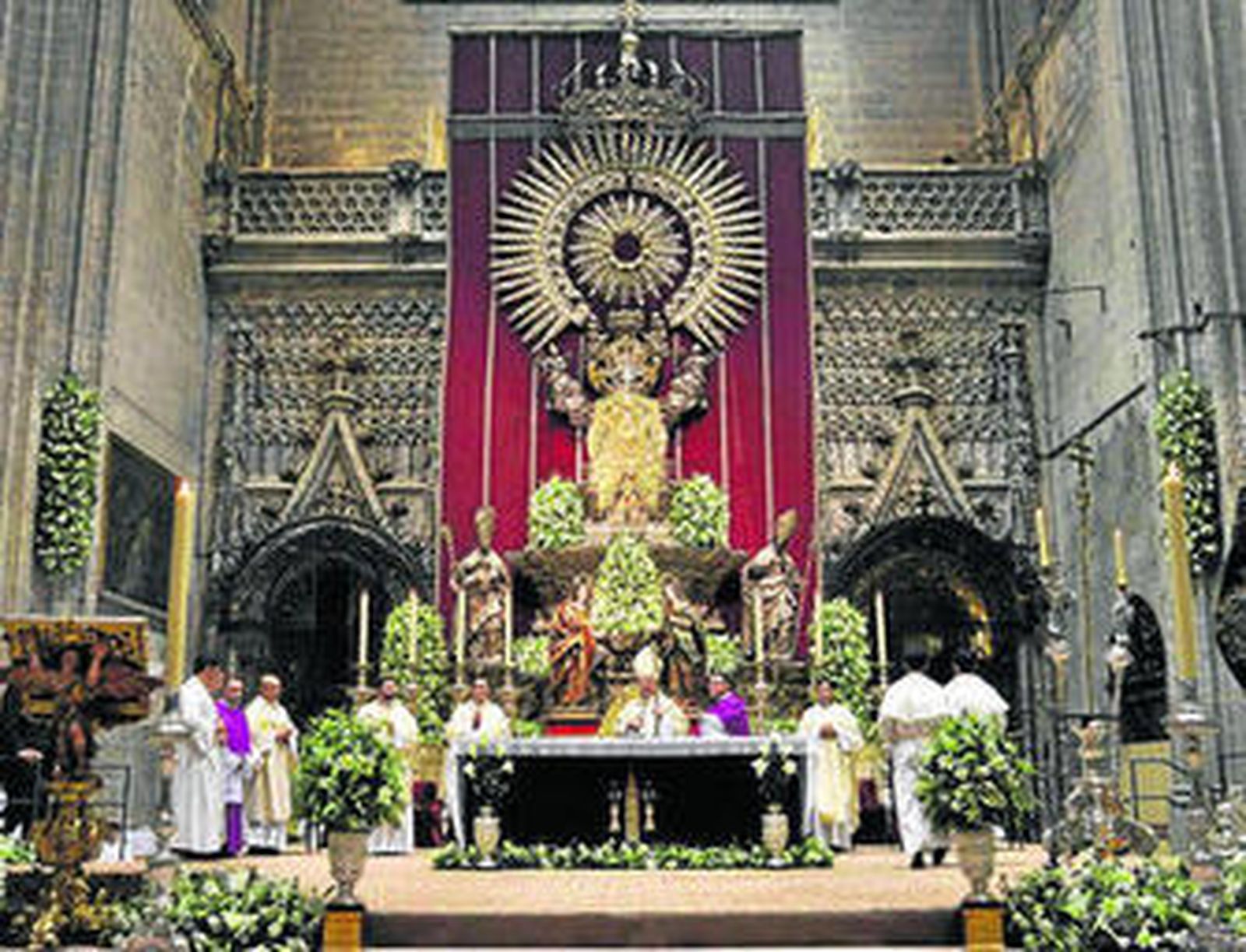 El Simpecado del Rocío entronizado en el Altar del Jubileo.