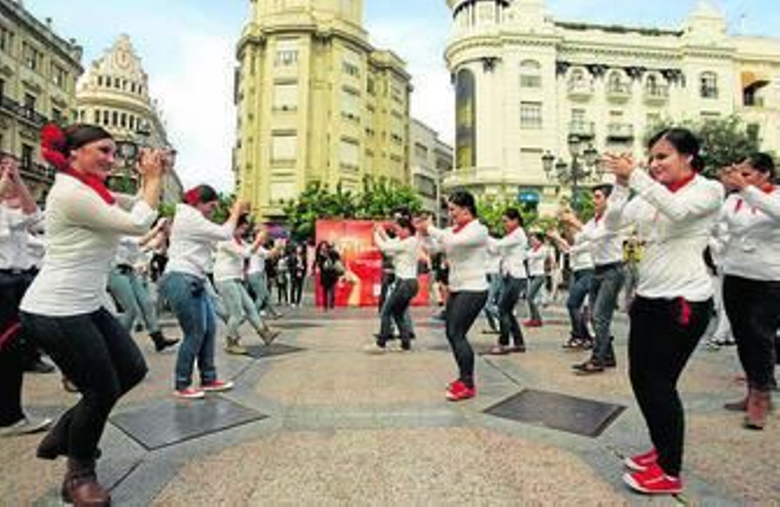 El pasacalles, ayer, en la plaza de las Tendillas.