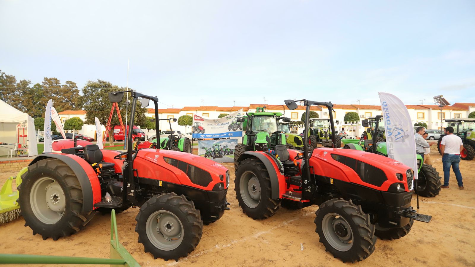 Maquinaria agrícola expuesta en la Feria del Vino de Chucena, específica para recolectar las uvas que dan lugar al caldo.
