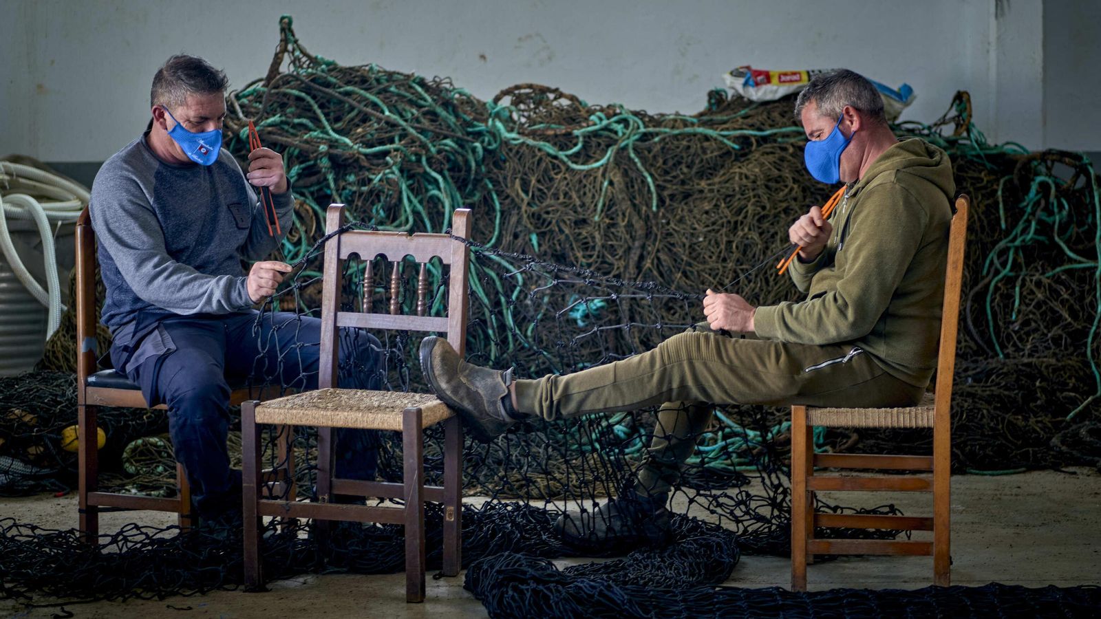 A la izquierda, el maestro redero de la almadraba de Barbate ayer junto a otro compañero.