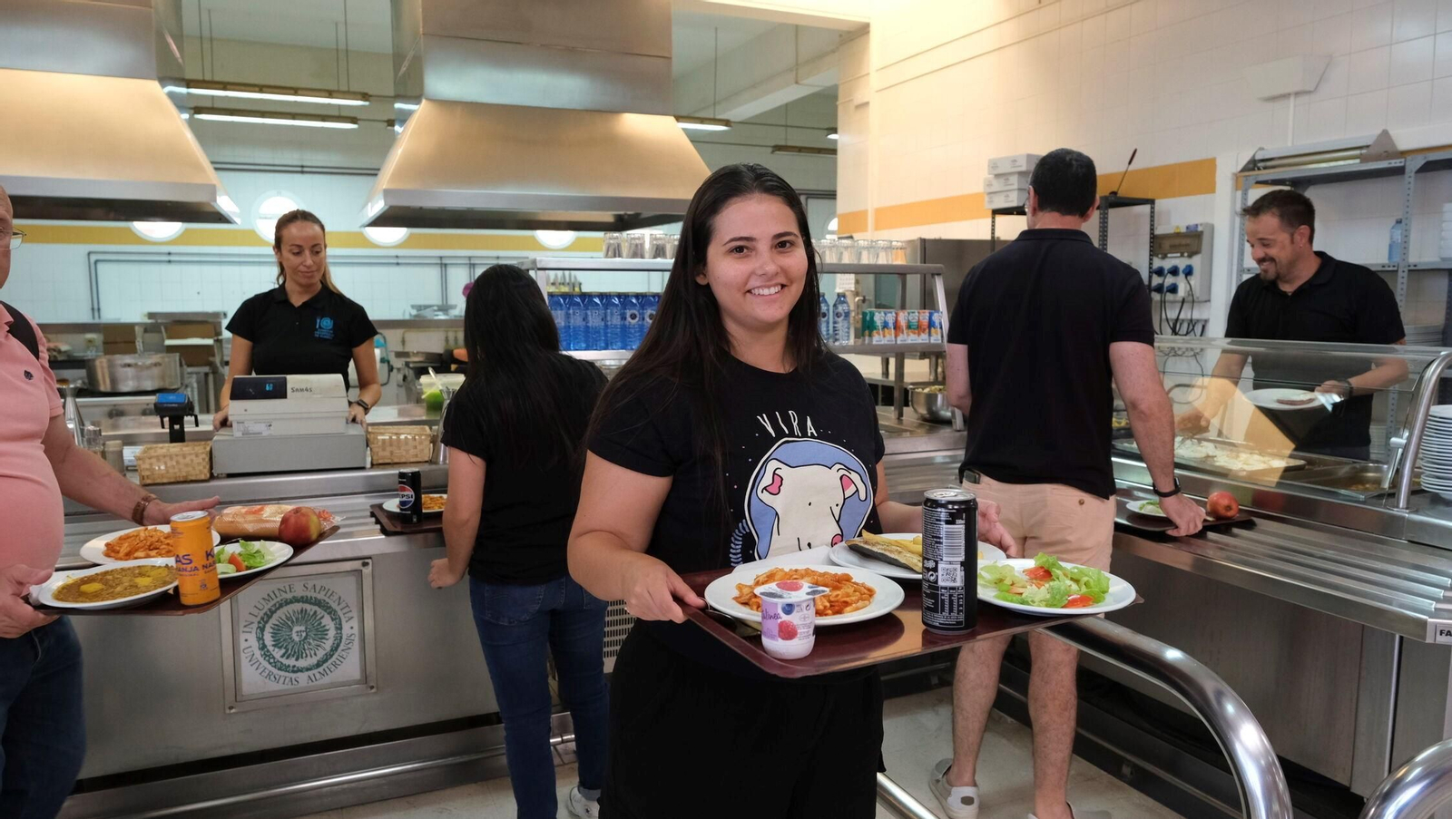 Una usuaria del comedor de la UAL con la bandeja con el contundente menú del día