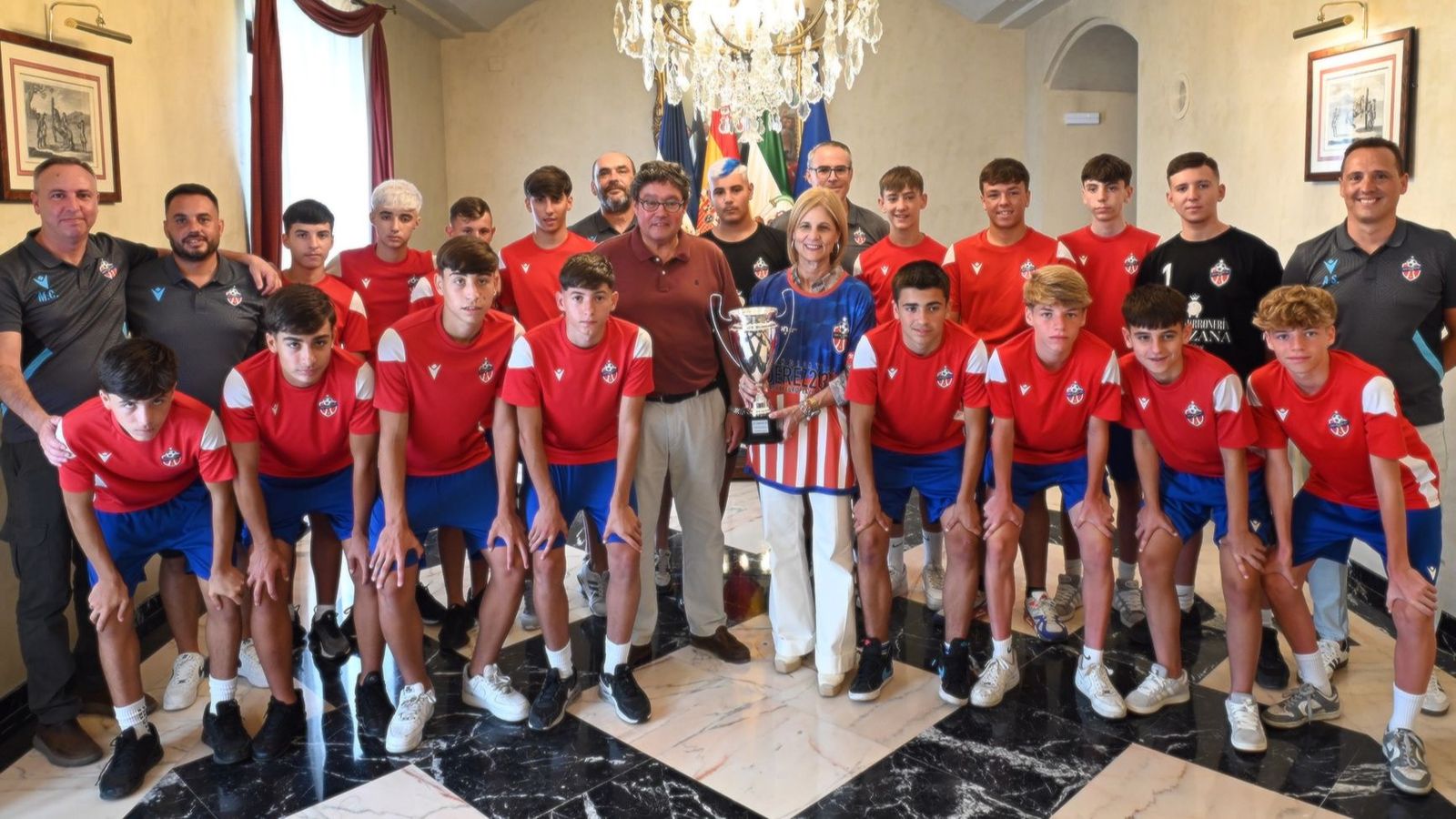 La alcaldesa y el delegado de Deportes posan con los pequeños de la UD Esperanza que han logrado cerrar su temporada con éxito.